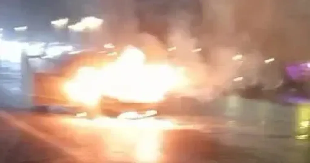 عائلة كاملة تفحمت.. اشتعال سيارة على طريق السويس