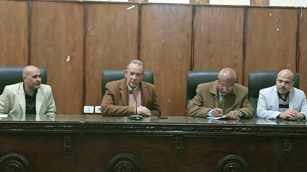 وكيل وزارة التعليم بأسيوط يناقش خطوات تفعيل الوحدات الانتاجية بالمدارس