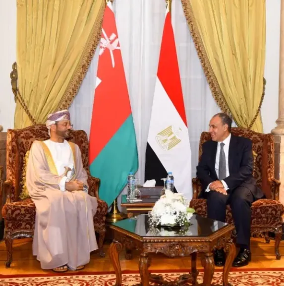 وزير الخارجية ينقل رسالة تضامن إلى سلطان عُمان