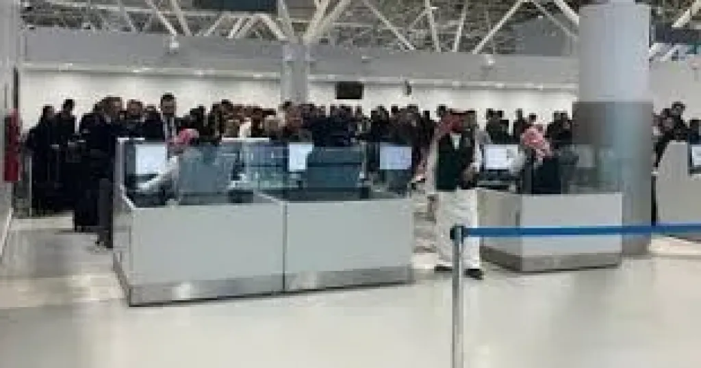 العراق يعلن إجلاء عالقين من القاهرة والهند وعودة الدفعات الأولى عبر منفذ عرعر