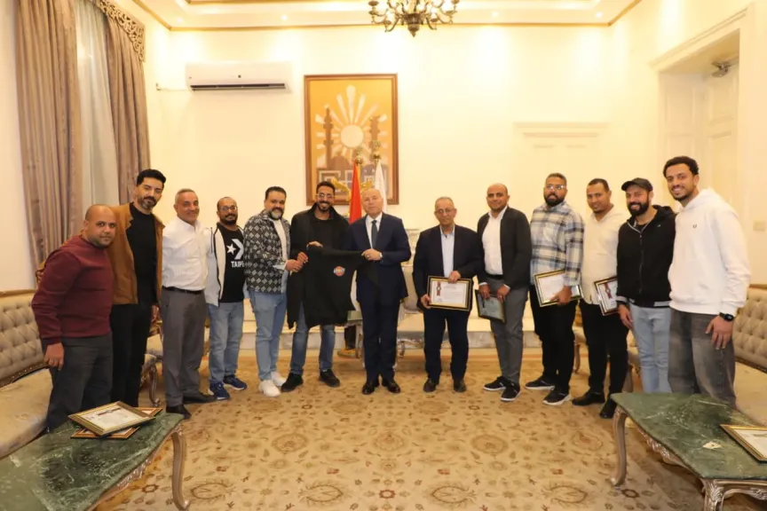 محافظ القاهرة يكرم بعض شباب المطرية من منظمى افطار١٥رمضان لجهودهم المبذولة