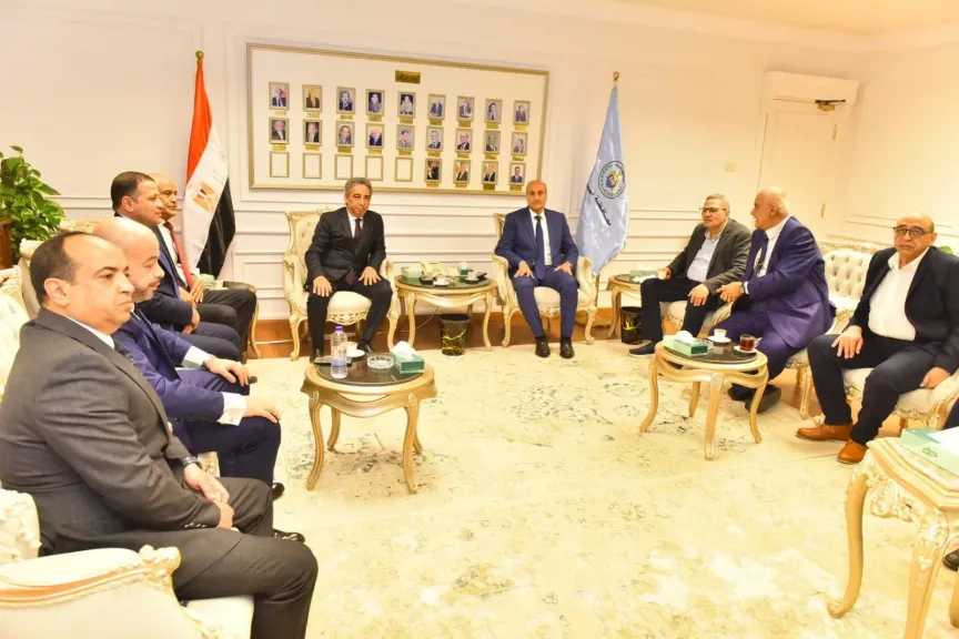 محافظ أسيوط يستقبل وفد جمعية المستثمرين ويؤكد: الاستثمار شريك أساسي