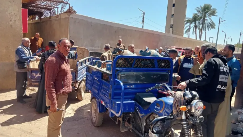 محافظ أسيوط.. متابعة ميدانية مكثفة للإشراف على توزيع أسطوانات