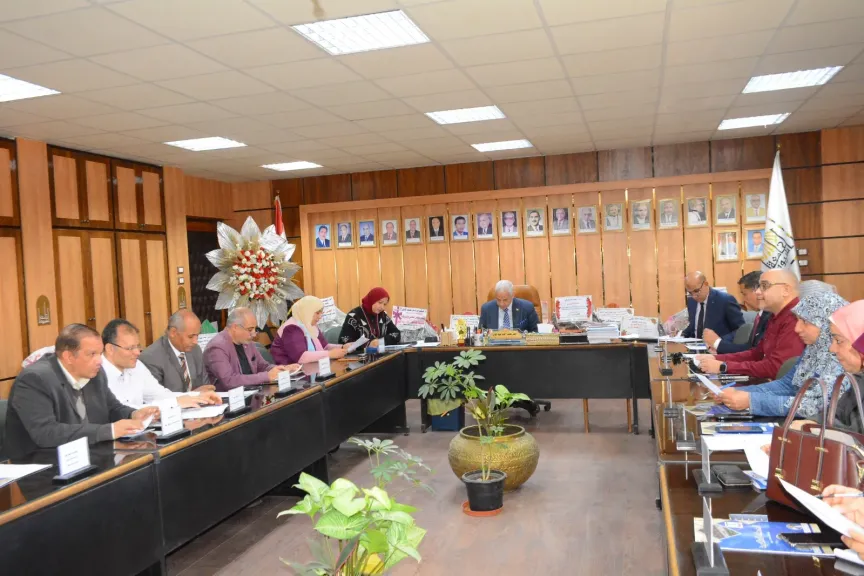 مجلس التعليم والطلاب بجامعة أسيوط يناقش تحديث اللوائح الدراسية واستحداث