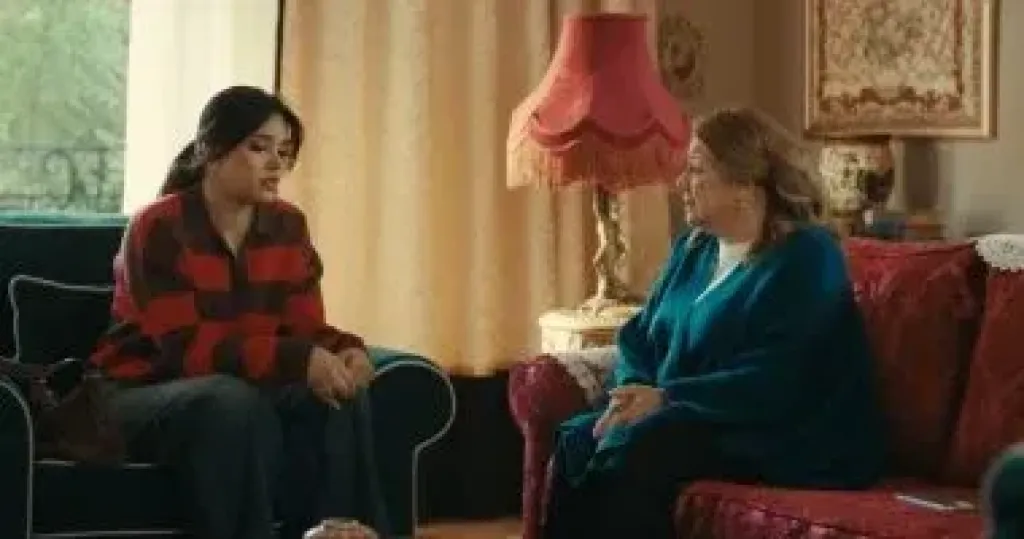 مسلسل اللون الأزرق الحلقة 13.. مواجهة مقلقة بين والدة أدهم وآمنة بسبب حمزة