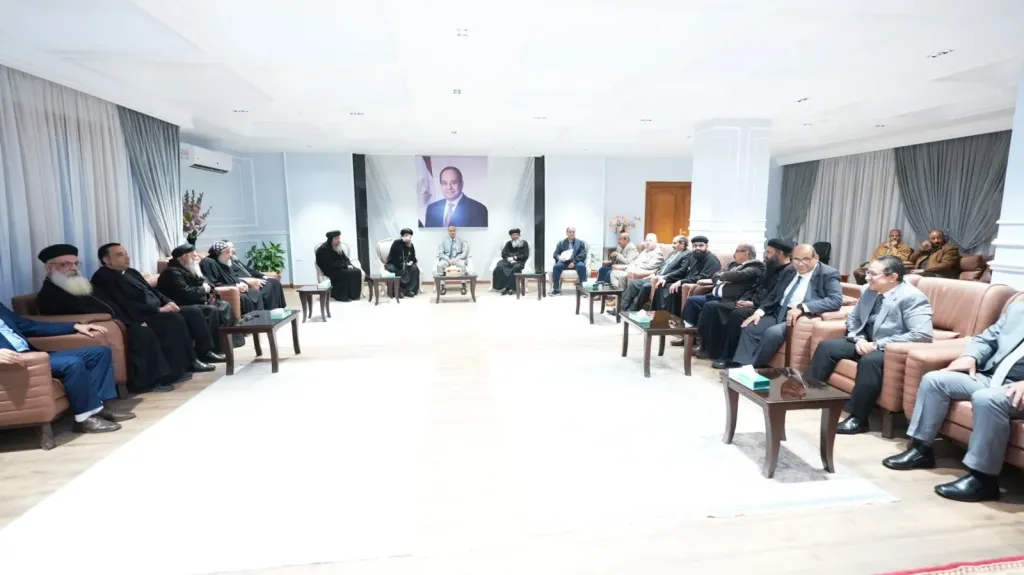 محافظ أسيوط يستقبل قيادات ورجال الدين الإسلامي والمسيحي في مشهد وطني