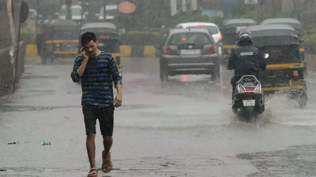 أمطار رعدية تضرب هذه المناطق.. تحذير عاجل من الأرصاد بشأن حالة الطقس اليوم