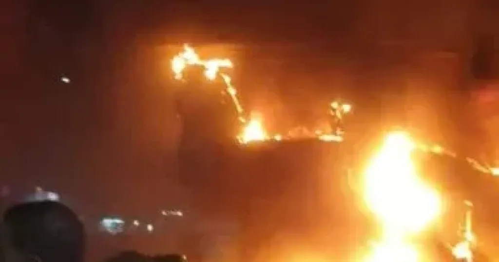 السيطرة على حريق مطعمين ومحل في عقار بكفر طهرمس