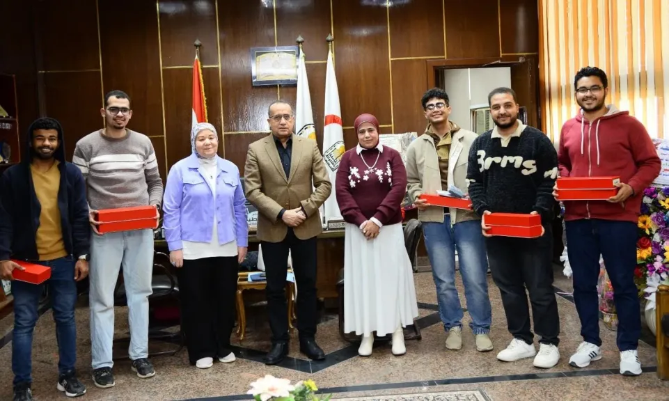 عميد طب أسيوط يُشيد بمبادرة الدفعة (٦٤) لدعم المستشفيات الجامعية