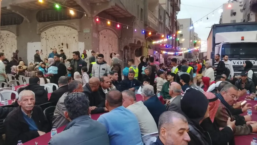 بالتعاون مع اللجنة المصرية.. الهيئة الفلسطينية للتراث تنظم إفطارا جماعيا في غزة