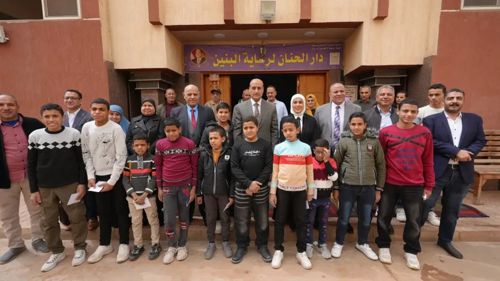 محافظ أسيوط يزور دور رعاية الايتام ويشارك الأطفال فرحتهم بالعيد