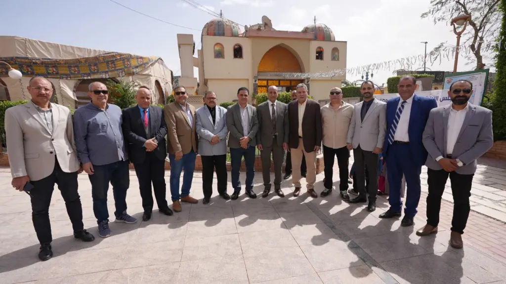 *محافظ أسيوط يشهد توزيع 4000 شنطة ملابس جاهزة للأيتام والأسر الأولى