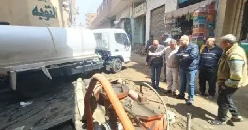 نائب محافظ الجيزة يتفقد موقع هبوط أرضى بمنطقة كوبري الصفيرة فى أوسيم