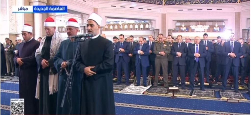 الرئيس السيسي يؤدي صلاة عيد الفطر بمسجد الفتاح العليم