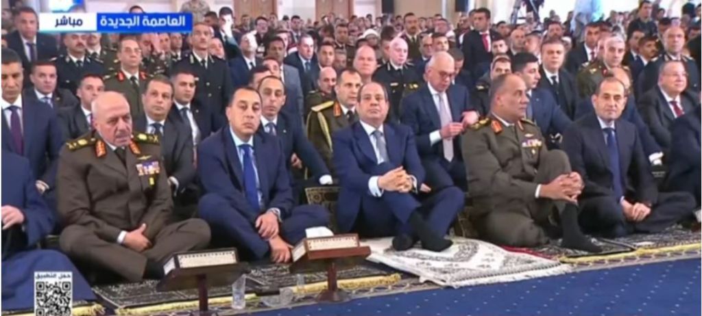 الرئيس السيسي يستمع لخطبة عيد الفطر المبارك بمسجد الفتاح العليم ( بث مباشر)