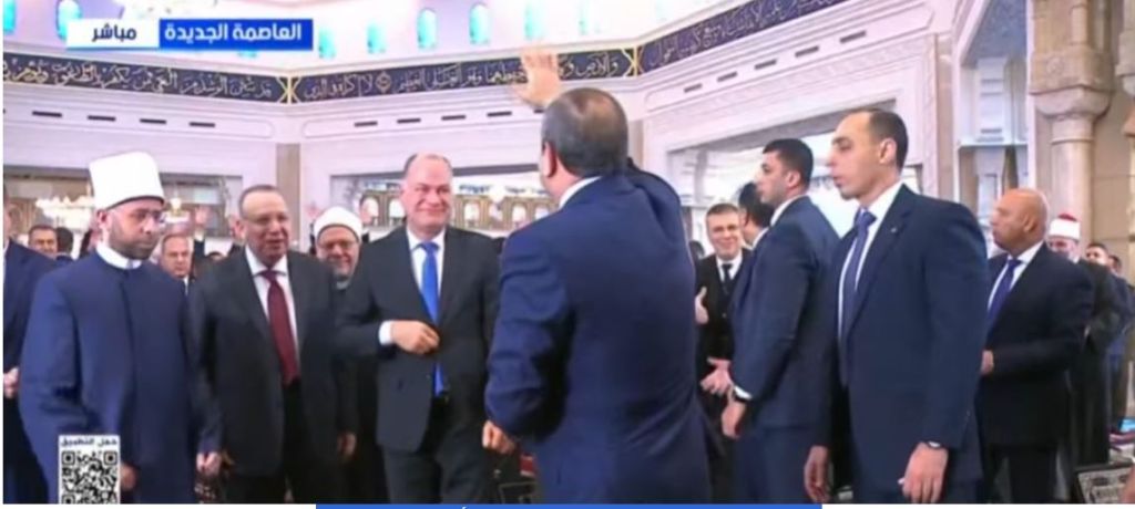 الرئيس السيسي يغادر مسجد الفتاح العليم عقب أداء صلاة عيد الفطر