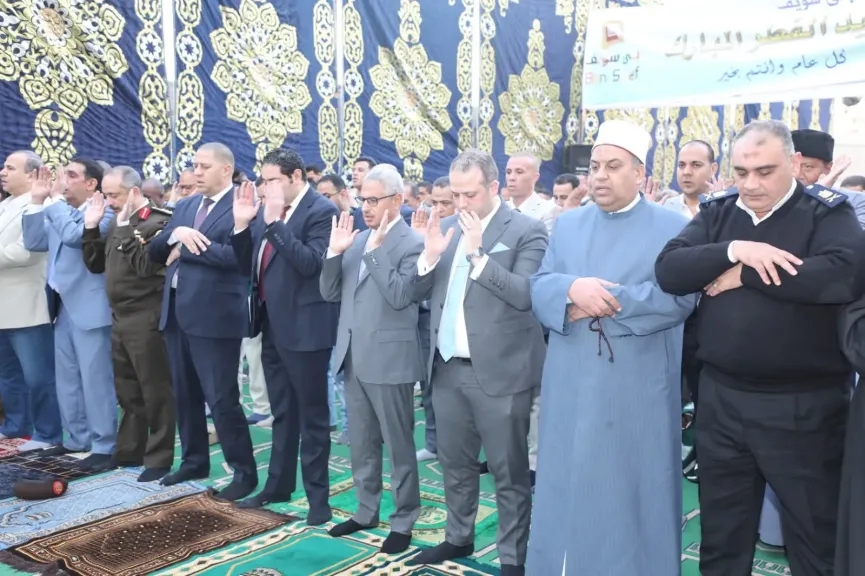 محافظ بني سويف يؤدي صلاة عيد الفطر بساحة مسجد عمر بن عبد العزيز ويهنئ الأهالي بالعيد