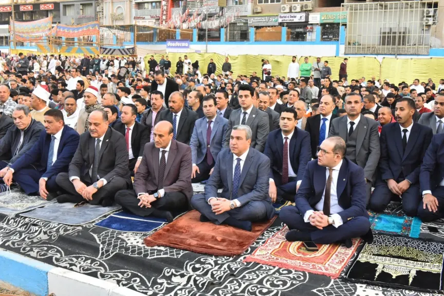 محافظ أسيوط يؤدي صلاة عيد الفطر المبارك بساحة أرض الملاعب أمام ديوان