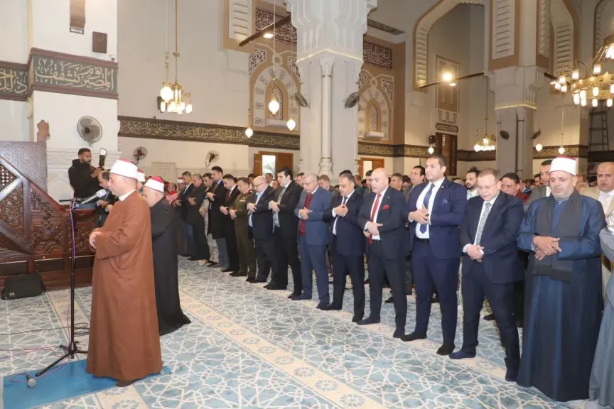 محافظ الشرقية ورئيس الجامعة يؤديان صلاة العيد بمسجد الفتح