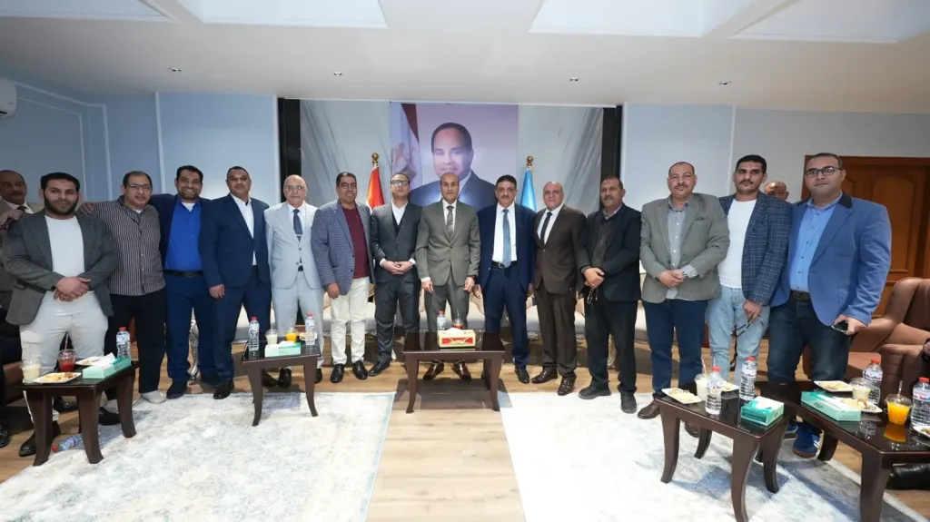 محافظ أسيوط يستقبل المهنئين بعيد الفطر بديوان عام المحافظة في أجواء احتفالية