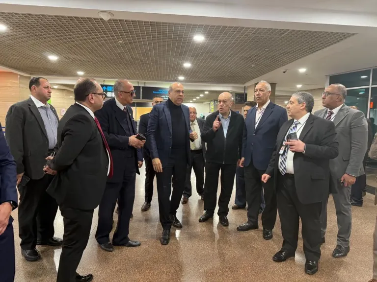 وزير الطيران يتفقد مطار القاهرة أول أيام العيد ويؤكد جاهزية المطارات لاستقبال 645 ألف راكب