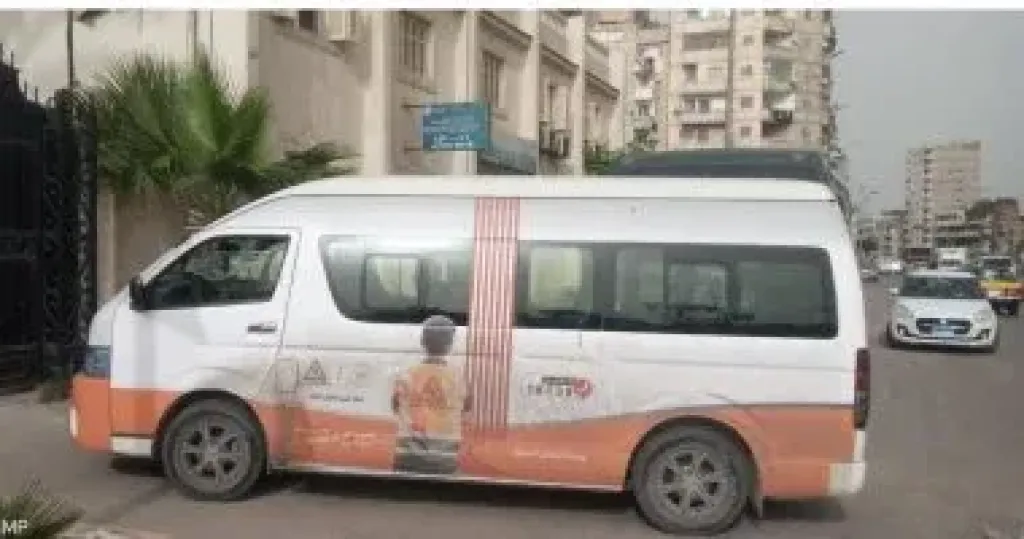 وزارة التضامن تنقل شاباً بلا مأوي لدار رعاية الهدايا لكبار السن بالإسكندرية