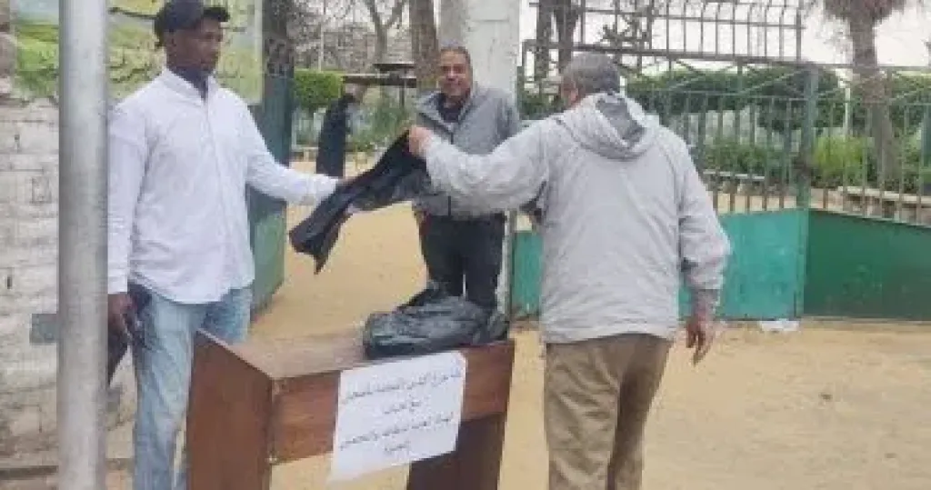 محافظة الجيزة توزع أكياسا بلاستيكية مجانا لرواد الحدائق للحفاظ على المظهر الحضارى