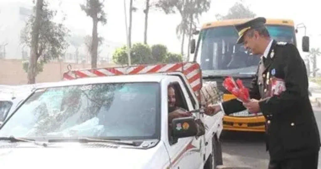 الداخلية فى الشارع.. توزيع الورود على المارة بمناسبة عيد الفطر