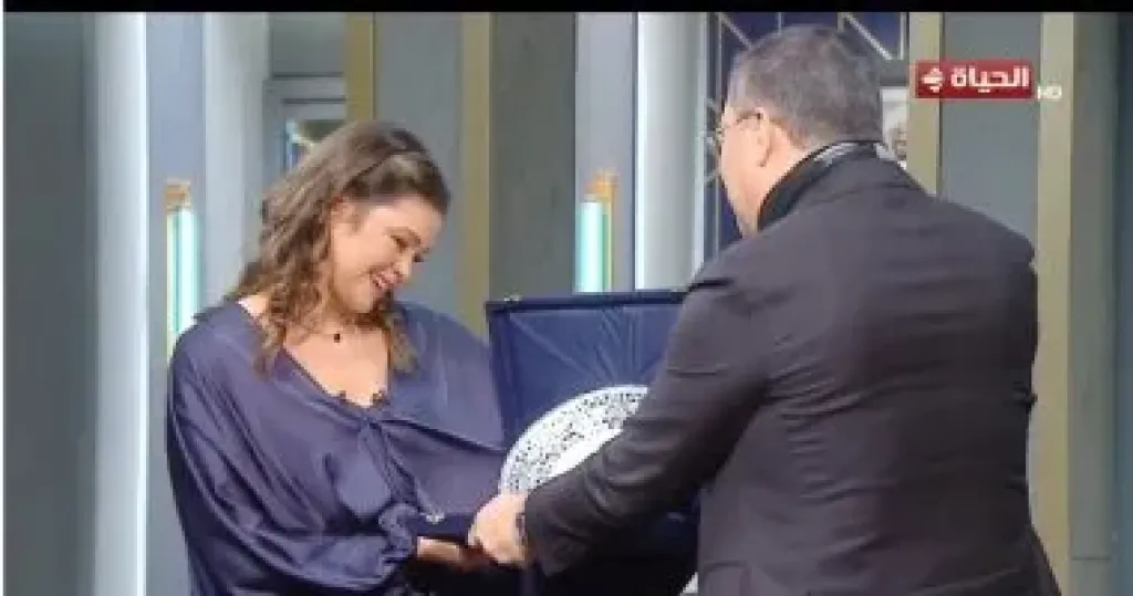 عمرو الليثي يهدى يسرا اللوزي درع لتميزها بمسلسل كان ياما كان