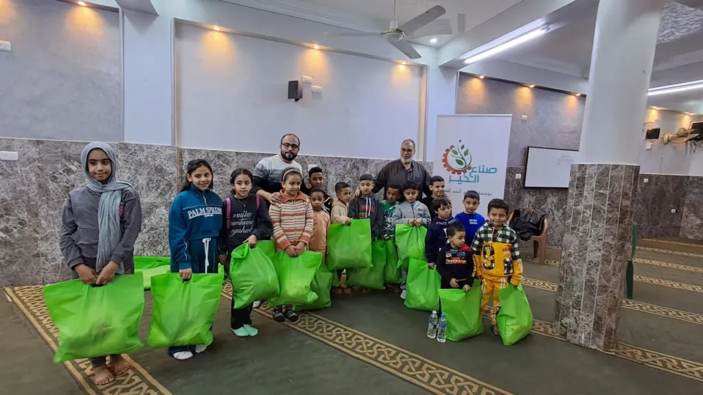تزامناً مع الاحتفالات بعيد الفطر المبارك.. صناع الخير توزع ملابس جديدة على الأسر الأولى بالرعاية