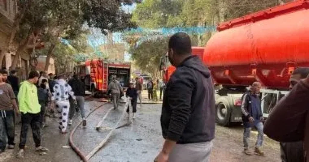 محافظ القاهرة: تشكيل لجنة هندسية لمعاينة موقع حريق مخزن خردة بمنشأة ناصر