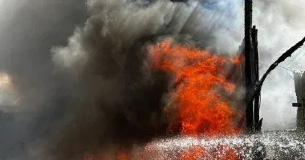 السيطرة على حريق داخل مخزن خردة فى منشأة ناصر