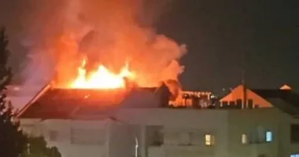 شظايا صاروخ عنقودى تسقط على عدة مواقع وسط إسرائيل