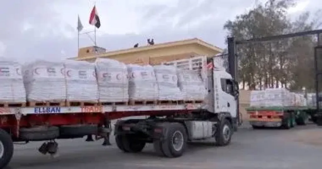 قافلة ”زاد العزة” الـ 162 تدخل إلى الفلسطينيين في قطاع غزة