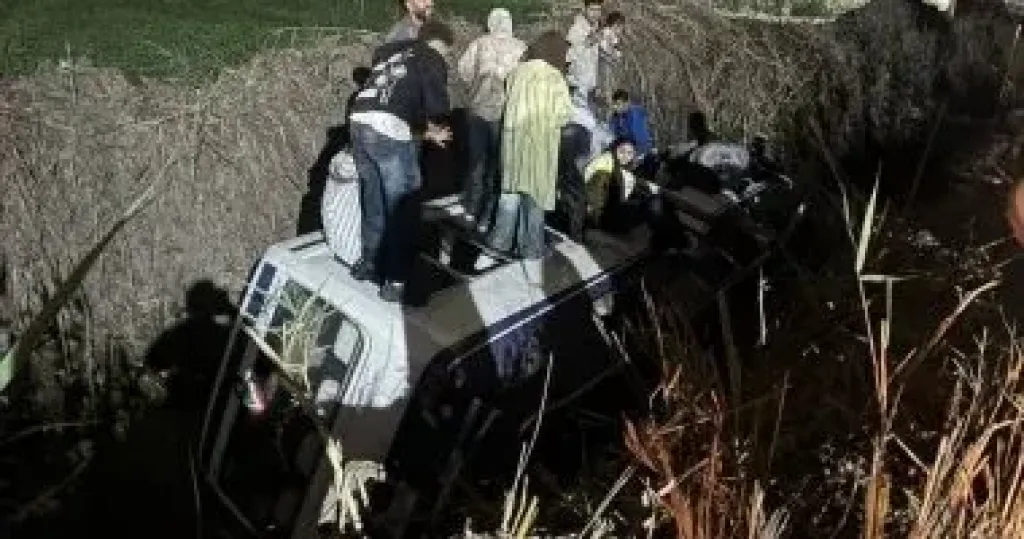 انقلاب أتوبيس بترعة عقب الاصطدام بعربة كارو فى أوسيم