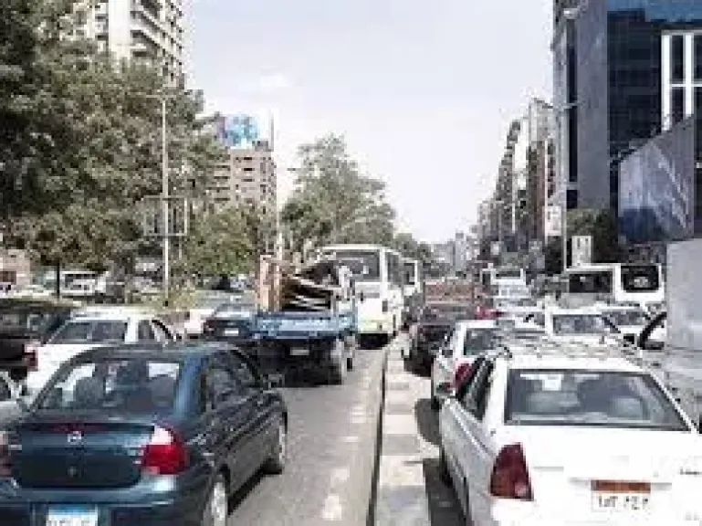 النشرة المرورية.. زحام على الطرق بالقاهرة والجيزة بعد انتهاء أجازة العيد