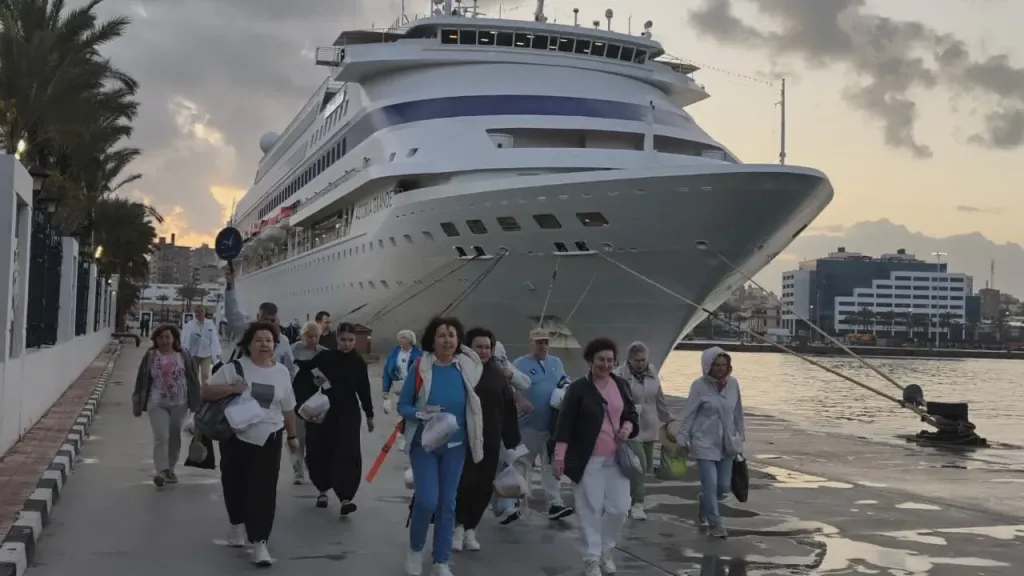 ميناء الإسكندرية يستقبل سفينتين سياحيتين على متنهما 2109. سائح خلال إجازة عيد الفطر المبارك