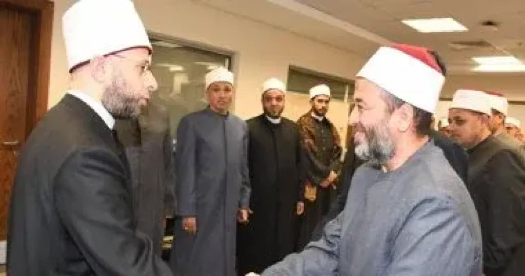 وزير الأوقاف يتفقد انتظام العمل بالديوان العام ويهنئ العاملين بعيد الفطر