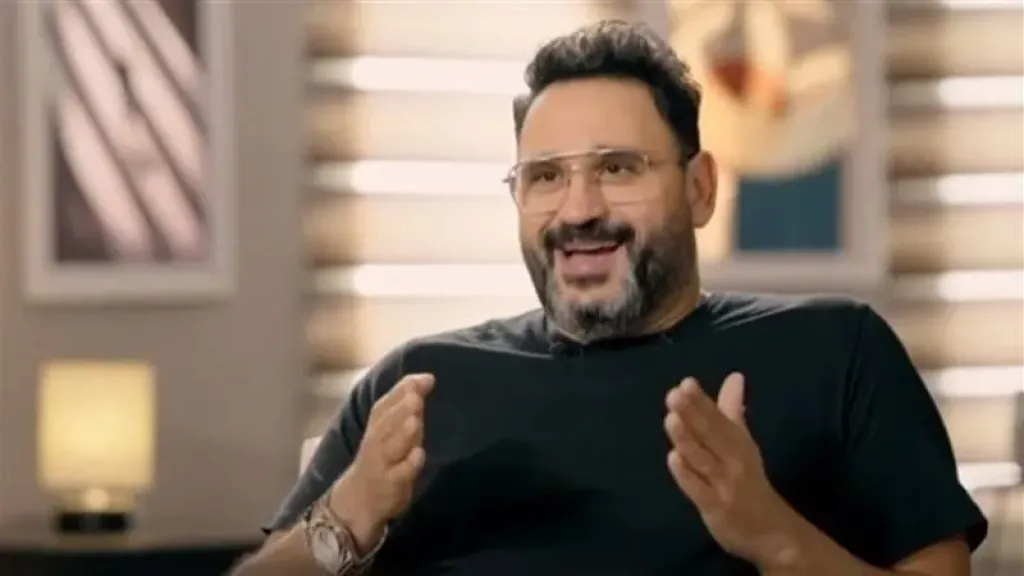 مد عرض مسرحية ”مصغروناش” لأكرم حسني بجدة لفترة إضافية