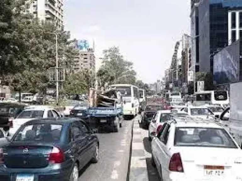 كثافات مرورية متحركة وسط تواجد أمني لتسيير حركة السيارات بالقاهرة والجيزة