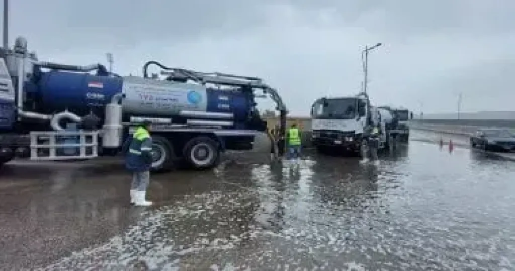 إنتشار موسع للمعدات وفرق الطوارئ ورفع تجمعات مياه الأمطار بمدن ومراكز البحيرة