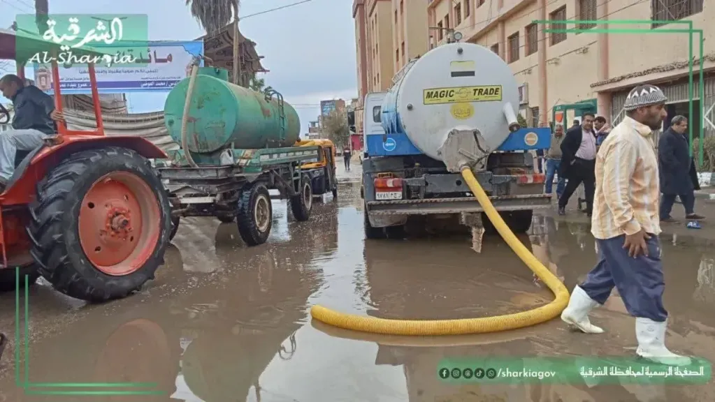 تكثيف أعمال سحب تجمعات المياه من الشوارع الرئيسية والفرعية في مطروح