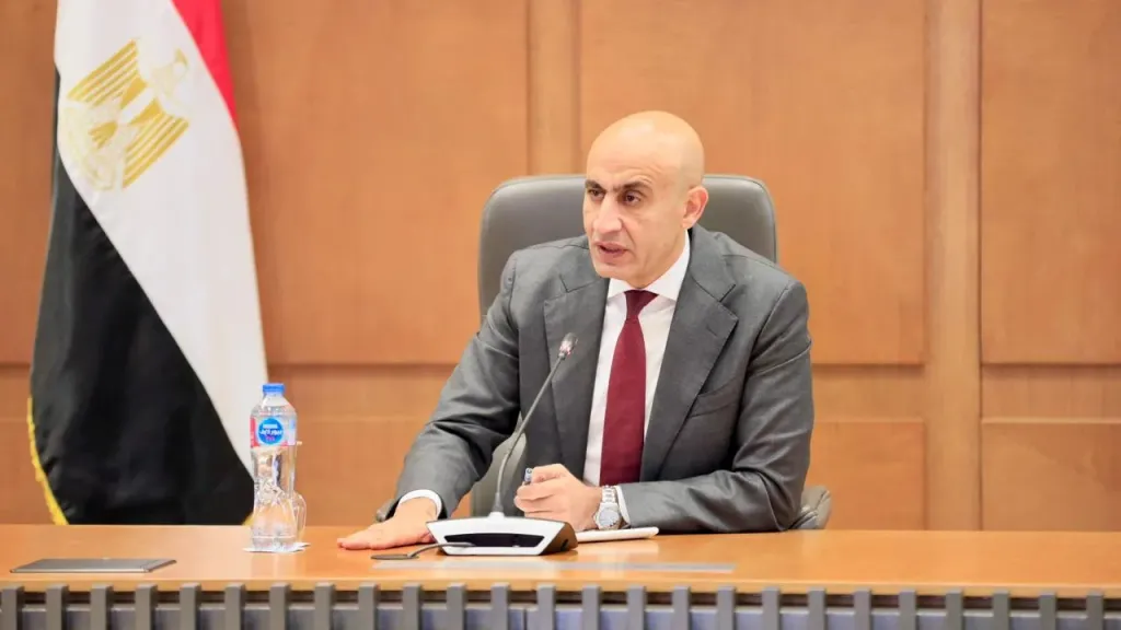 عبد اللطيف فى اجتماع  موسع مع قيادات  التعليم  بالقاهرة : اختفاء  الفترة  المسائية  العام  القادم