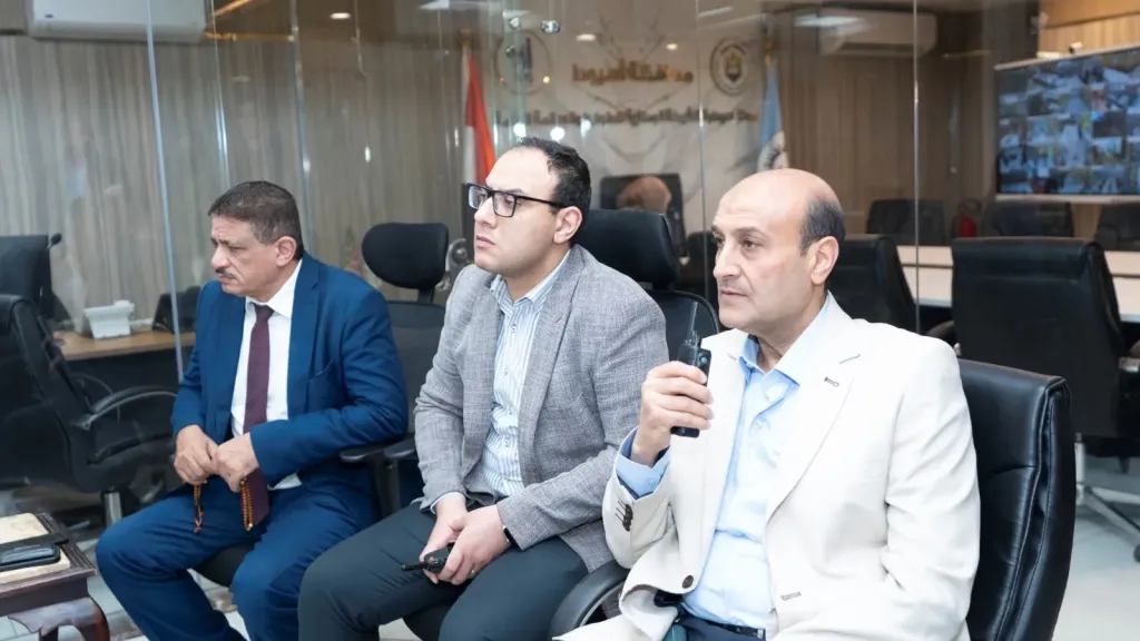 محافظ أسيوط يتابع من مركز سيطرة الشبكة الوطنية للطوارئ حالة الطقس