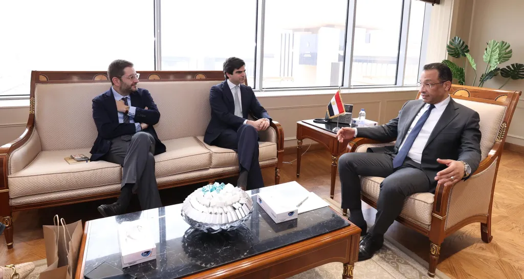 وزير الاتصالات يبحث مع جامعة IE الإسبانية تأهيل الشباب المصري في تخصصات التكنولوجيا المتقدمة