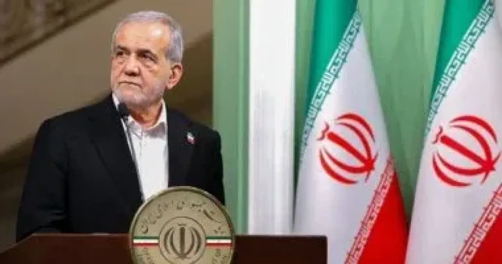 بزشكيان لماكرون: الحرب الأمريكية الصهيونية زعزعت أمن مضيق هرمز