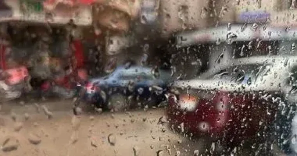 أمطار غزيرة في بانكوك تغمر الطرق وتعطل حركة المرور وإجلاء عدد من السكان