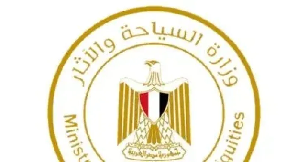 السياحة تعلق على واقعة تسلق سائحتين أحد التوابيت بالسيرابيوم بمنطقة سقارة الأثرية