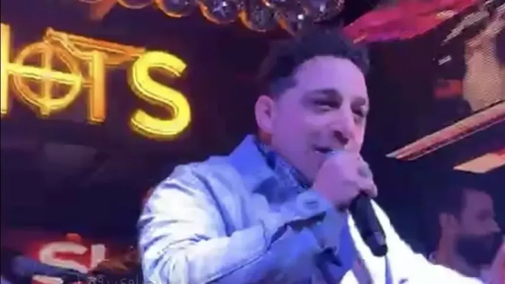 في أول ظهور بعد العودة من الاعتزال، انهيار رضا البحراوي على المسرح بسبب والدته