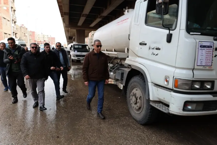 محافظ الجيزة يتفقد جهود شفط مياه الأمطار بمحور صفط اللبن وشوارع الدقي والعجوزة